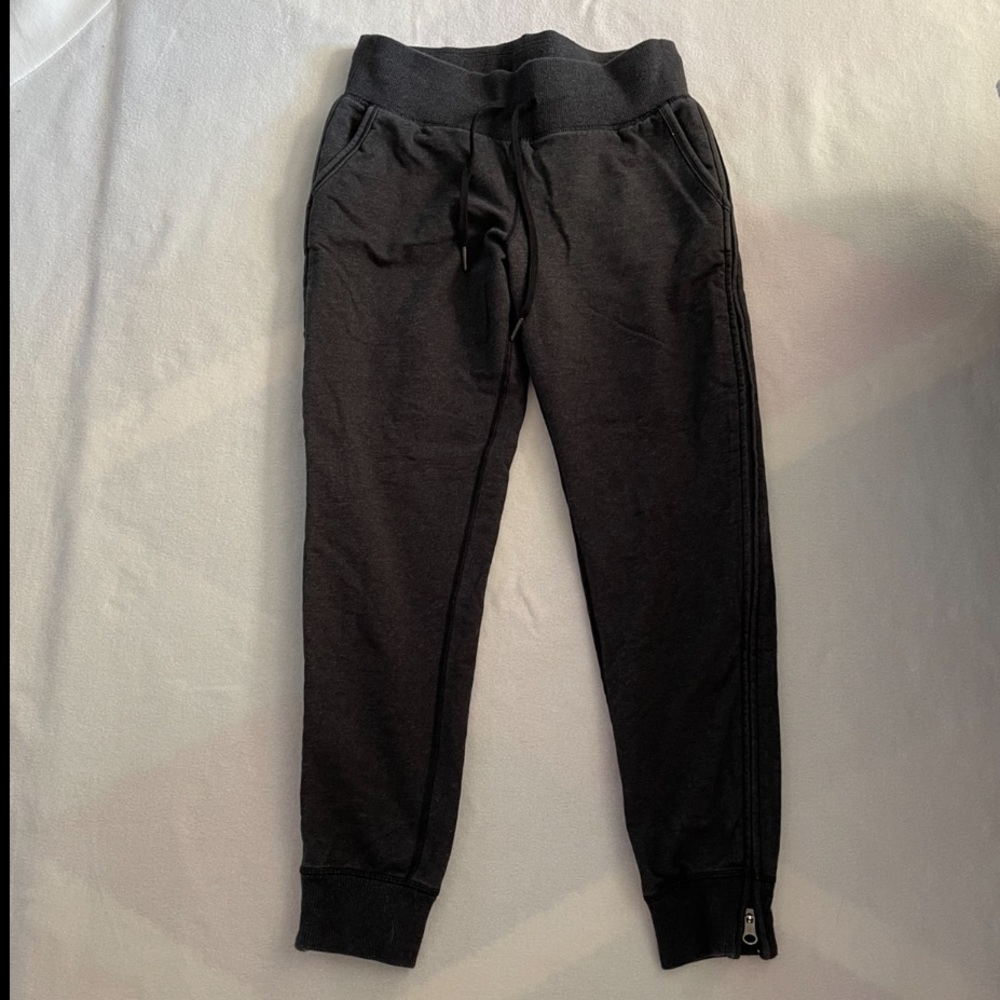 Lululemon- 7/8 length joggers (size 6)